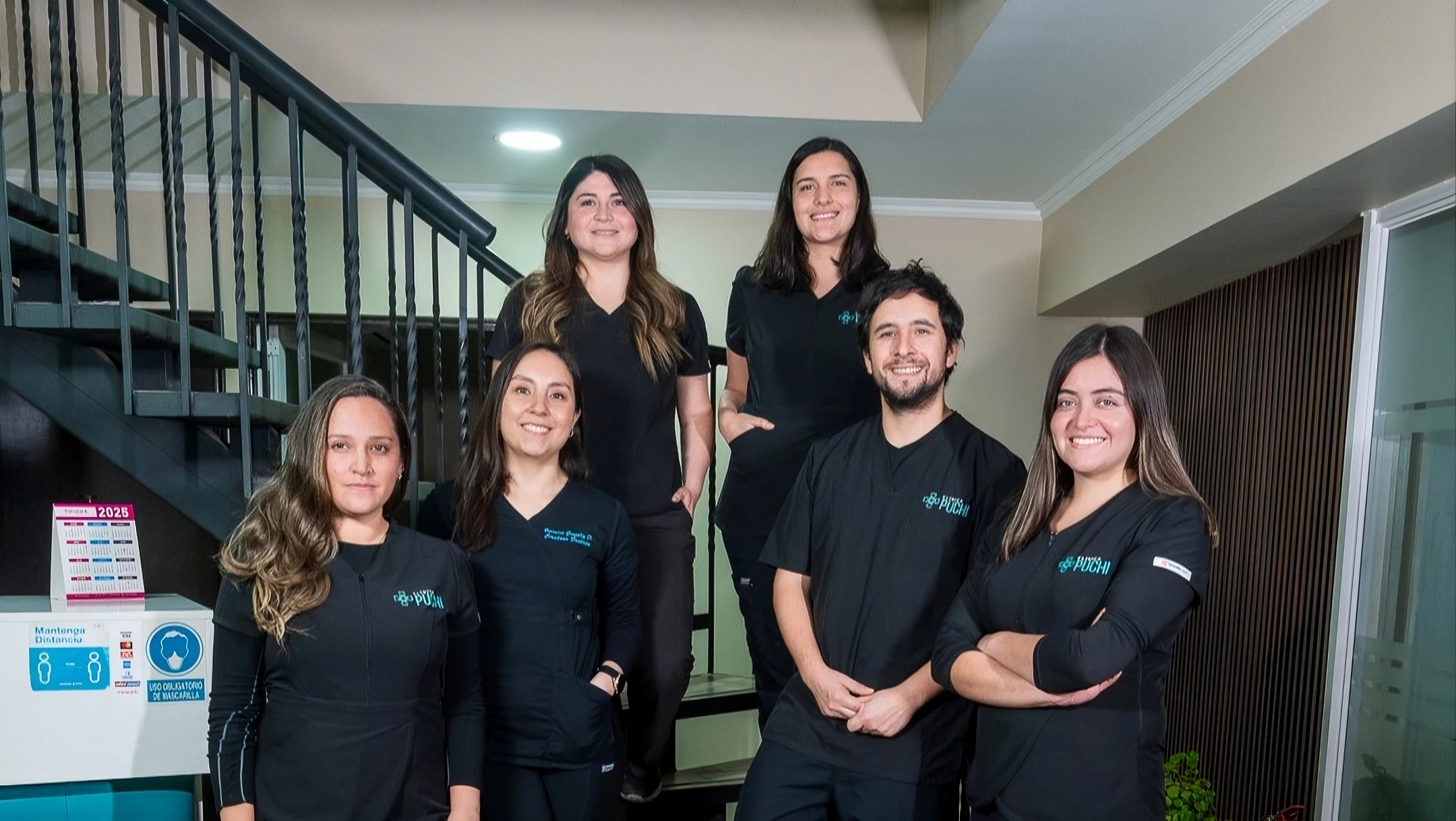 Equipo de Clínica Dental Puchi en la fachada de la clínica